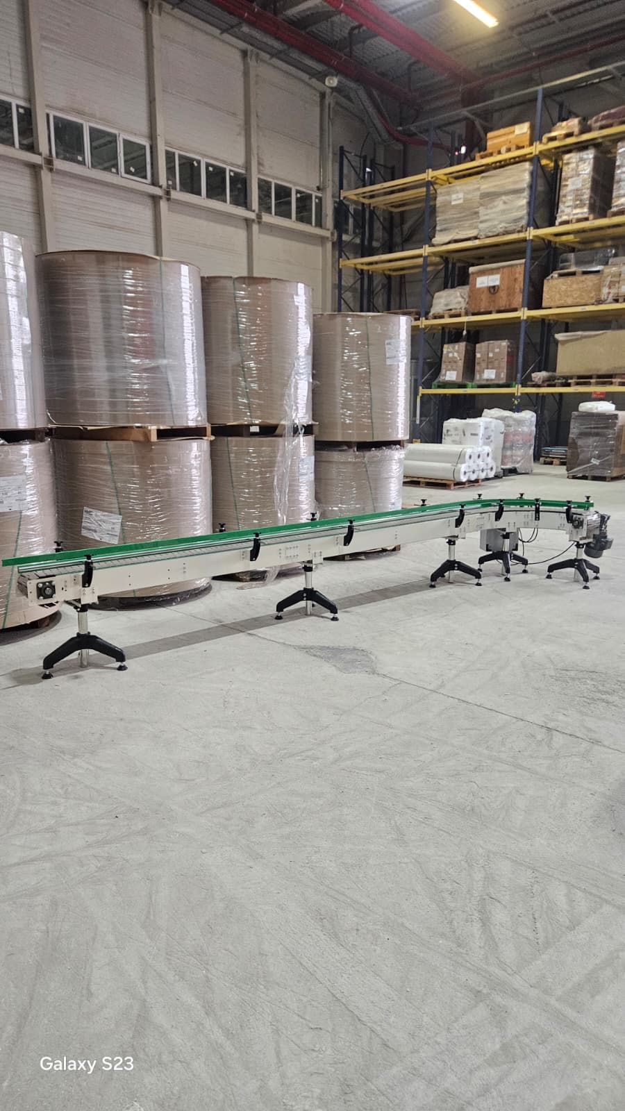 4500 mm uzunluğa sahip, hız kontrollü ve ayarlanabilir yükseklikte asetal bantlı L tip konveyör sisteminin saha uygulaması.